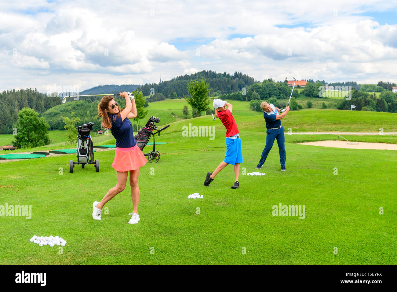 Los jugadores de golf practicar en drivingrange Foto de stock