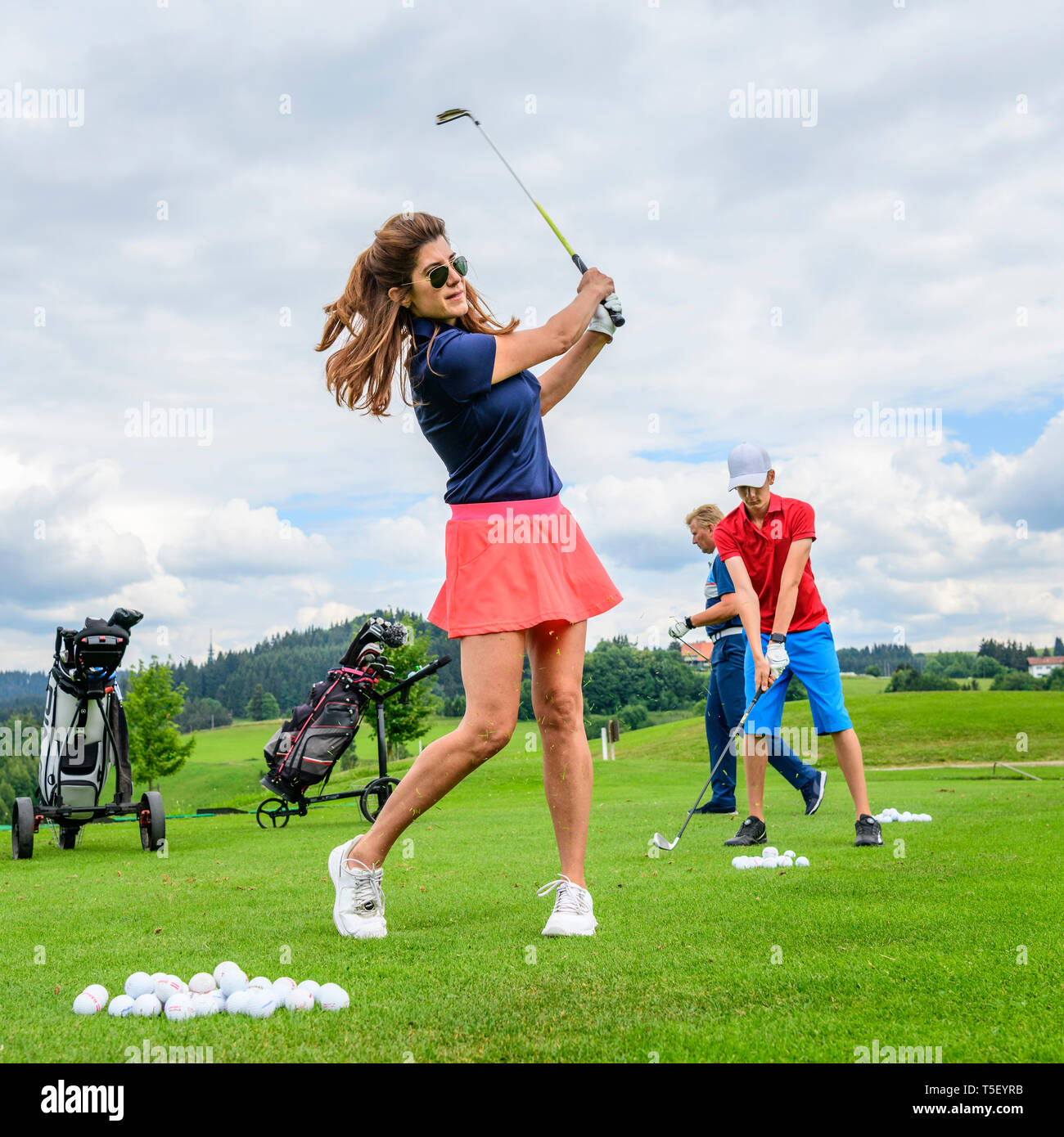 Los jugadores de golf practicar en drivingrange Foto de stock