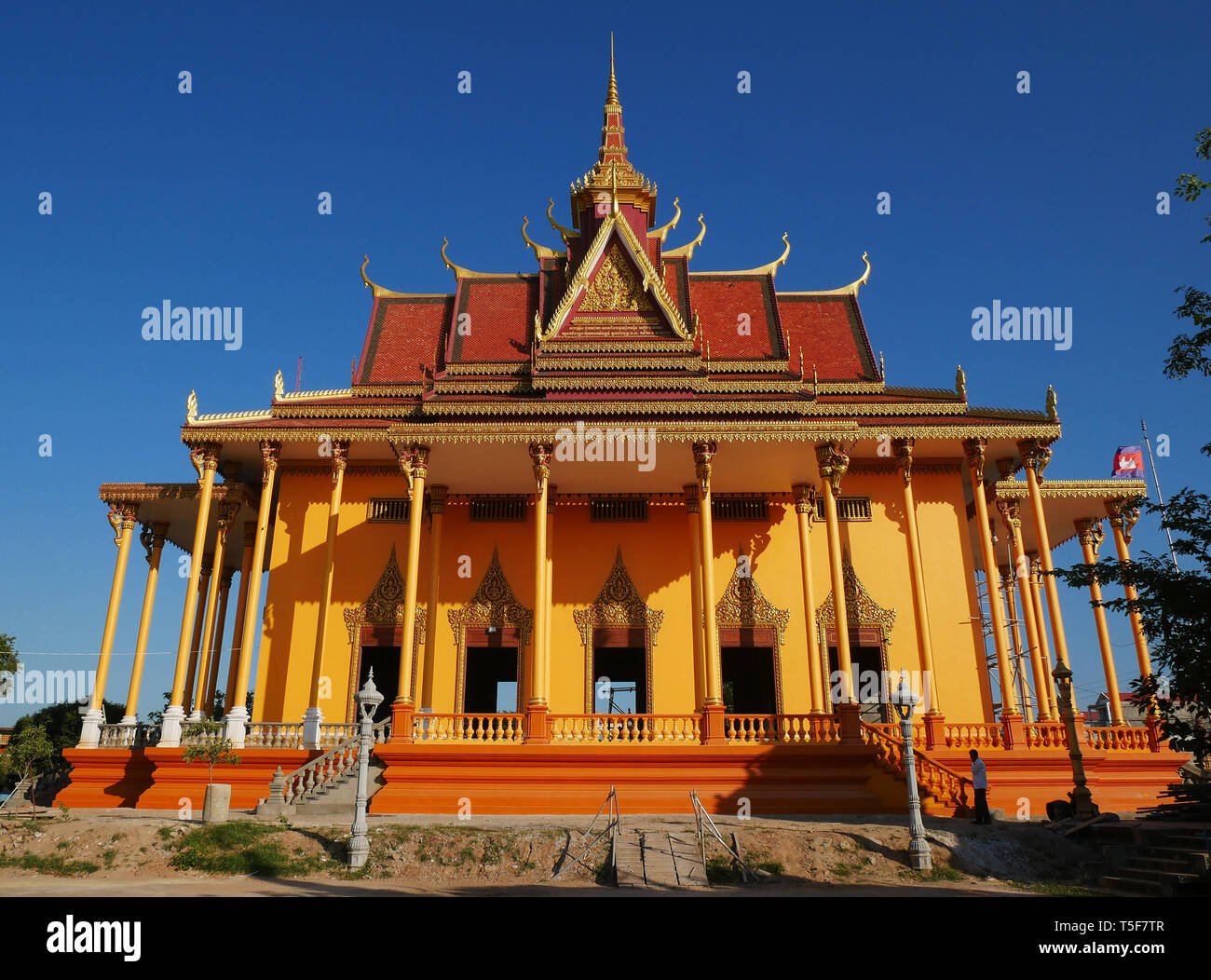 El impresionante nuevo templo de Wat Kampong Thom casi completa pintados de naranja y oro. De Kampong Thom, Camboya. 19-12-2018,. Foto de stock