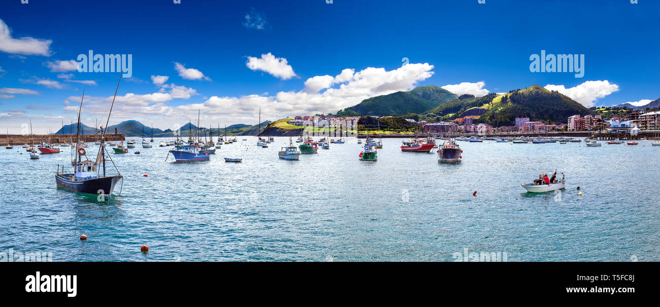 Paisaje paisaje de puerto pesquero.Paisaje y barcos en el mar.Cantabria village.Castrourdiales. Foto de stock