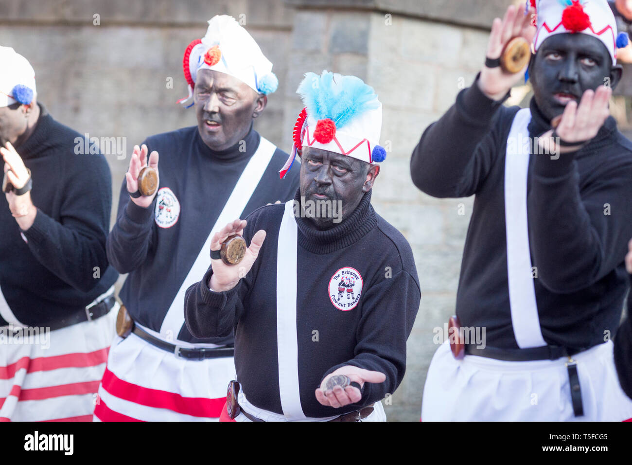 © Chris Bol. 20/4/19 Bacup , Lancashire, Inglaterra. El Britannia Coconutters Morrismen del baile al límite límite en Bacup , Lancashire hoy (Sábado 20 DE ABRIL DE 2019). En una tradición que se remonta a cientos de años, cada sábado de Pascua el morrismen han realizado danzas paganas para dar la bienvenida a la Primavera y espantar a los malos espíritus del invierno. El nombre Coconutters procede desde el momento en que los mineros del carbón desgastaría las cáscaras de coco sobre sus rodillas para la protección de los pozos. Se ennegrecen sus rostros a disfrazarlas de espíritus malignos y también para reflejar las tradiciones de la minería del carbón de la zona. Foto de stock