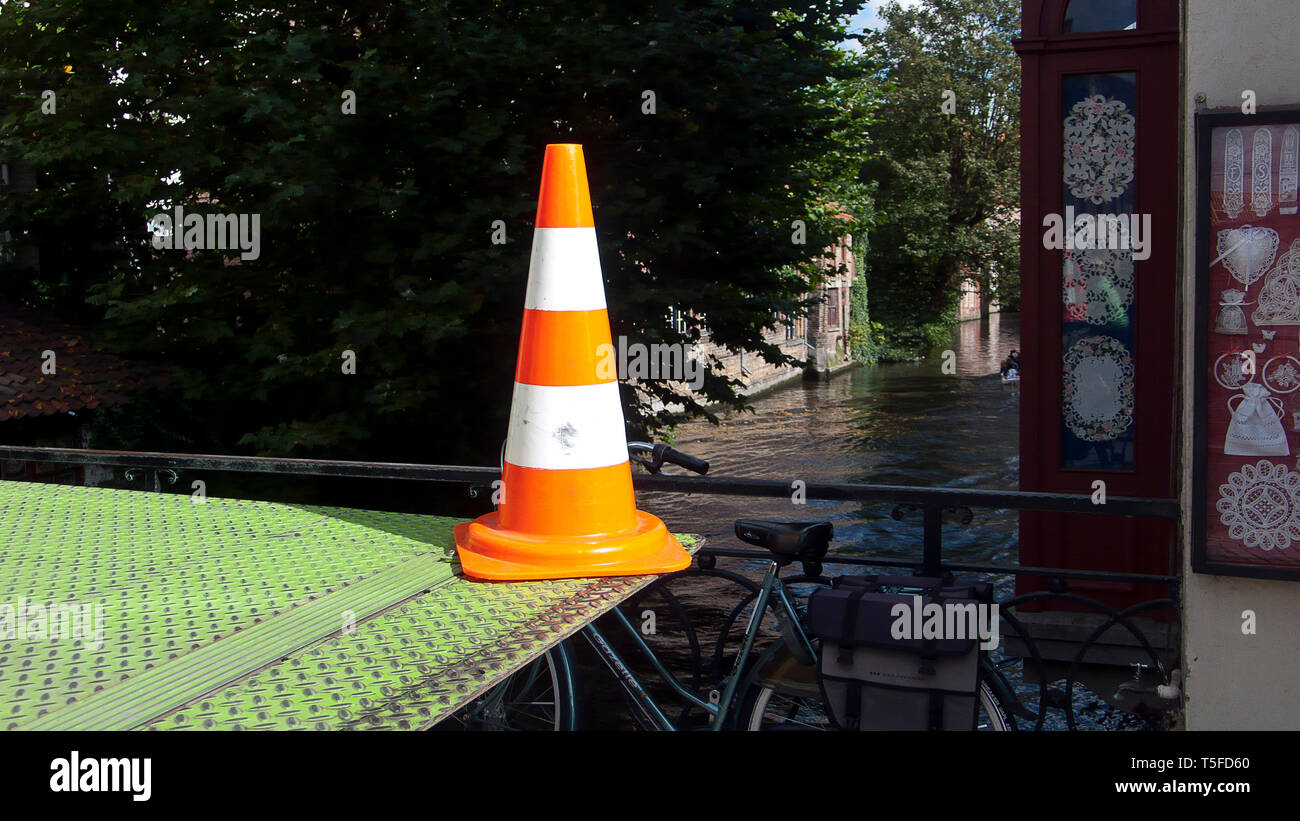 Cono de tráfico solitario en las calles de Brujas, Bélgica, UE Foto de stock