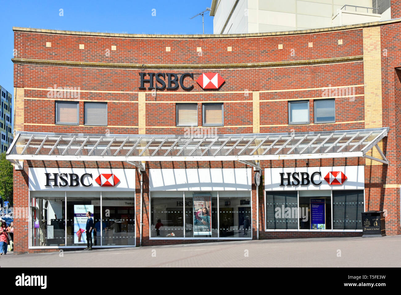 Vista de HSBC signos y logotipos que aparecen en la ventana delantera tienda fachada de ladrillo High street la construcción de un importante banco británico de negocios sucursal bancaria en Southend, Essex Foto de stock