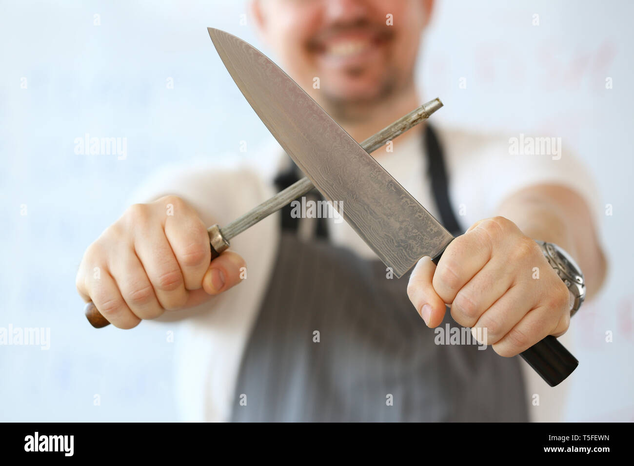 Afilar cuchillos fotos de stock, imágenes de Afilar cuchillos sin royalties