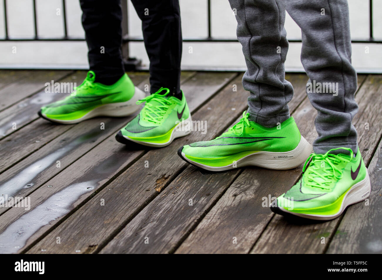 Londres, Reino Unido. 24 de abril de 2019. Eliud Kipchoge y Sir Mo Farah  vistiendo las nuevas Nike Zoom X% siguiente Vaporfly zapatillas durante una  rueda de prensa photocall delante o Fotografía