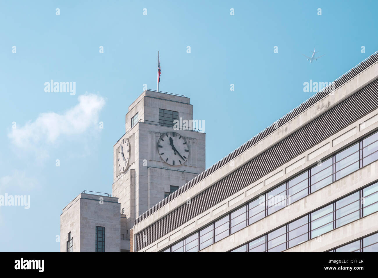 La torre del reloj en las oficinas nacionales de auditoría en Londres, Inglaterra Foto de stock