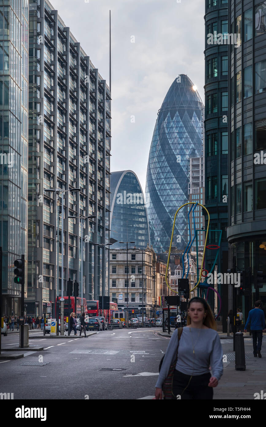 El pepinillo edificio visto desde Bishopsgate, Londres, Inglaterra Foto de stock