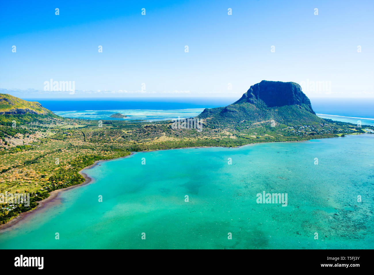 Vista aérea de la isla Mauricio, panorama y famosa montaña de Le Morne
