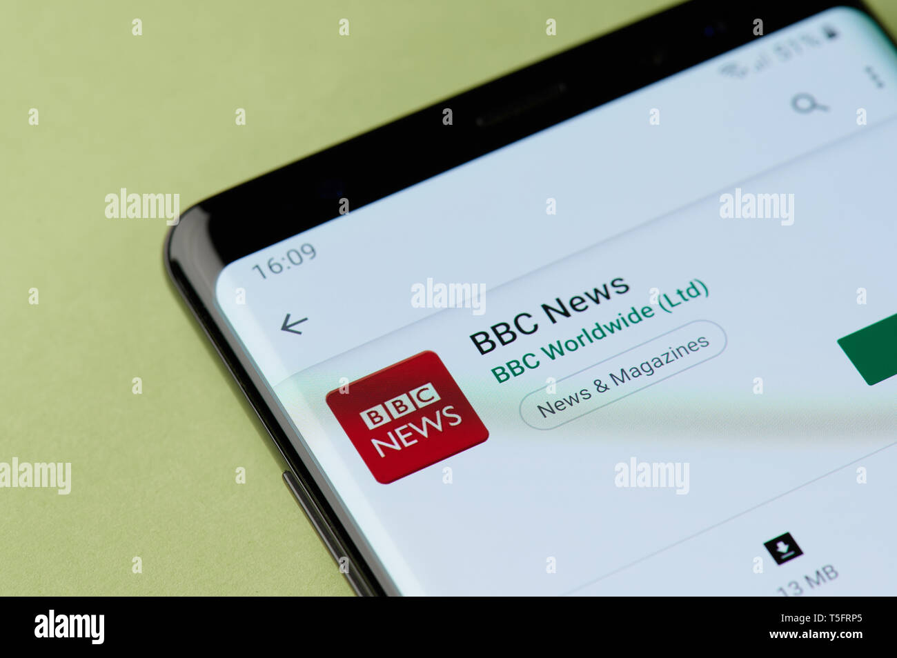 Nueva York, Estados Unidos - 22 de abril de 2019: Instalación de BBC News al smartphone app desde google market Foto de stock