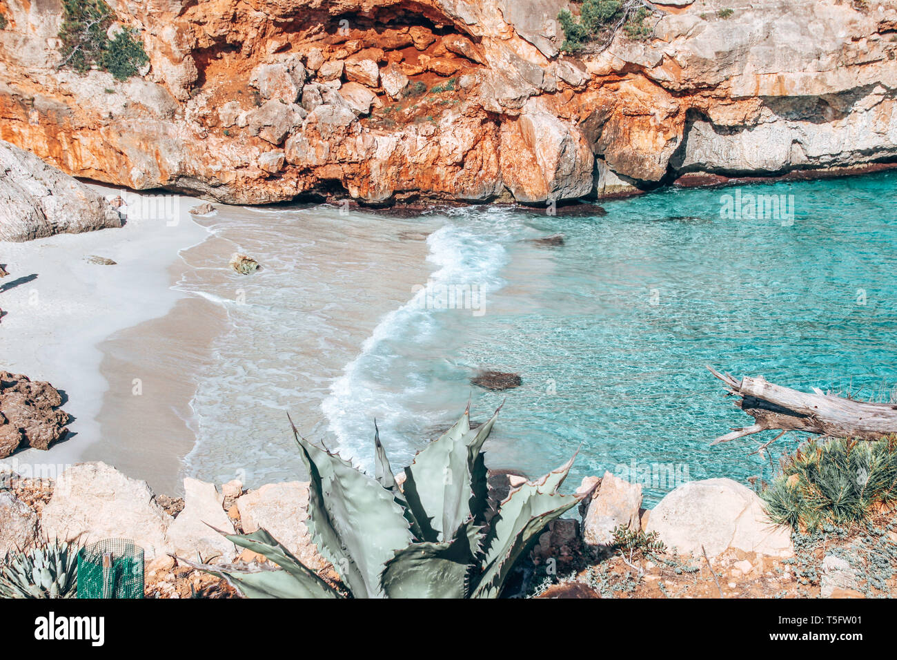 Vista de la hermosa playa Calo del Moro en Mallorca Mallorca con agua cristalina Foto de stock