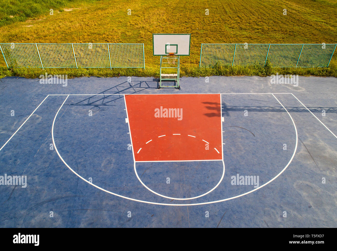 Vista aérea, vista desde arriba, a vista de pájaro de la escuela college  con canchas de baloncesto. campo de baloncesto en la mañana a la derecha  Fotografía de stock - Alamy