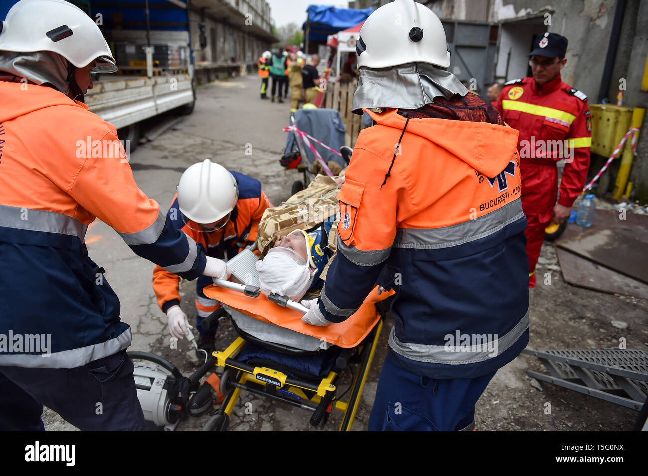 Bucarest, Rumania - Abril 10, 2019: el equipo de rescate de emergencia en acción durante el ejercicio médico más complejos en la historia de la OTAN, vigoroso Guerrero Foto de stock