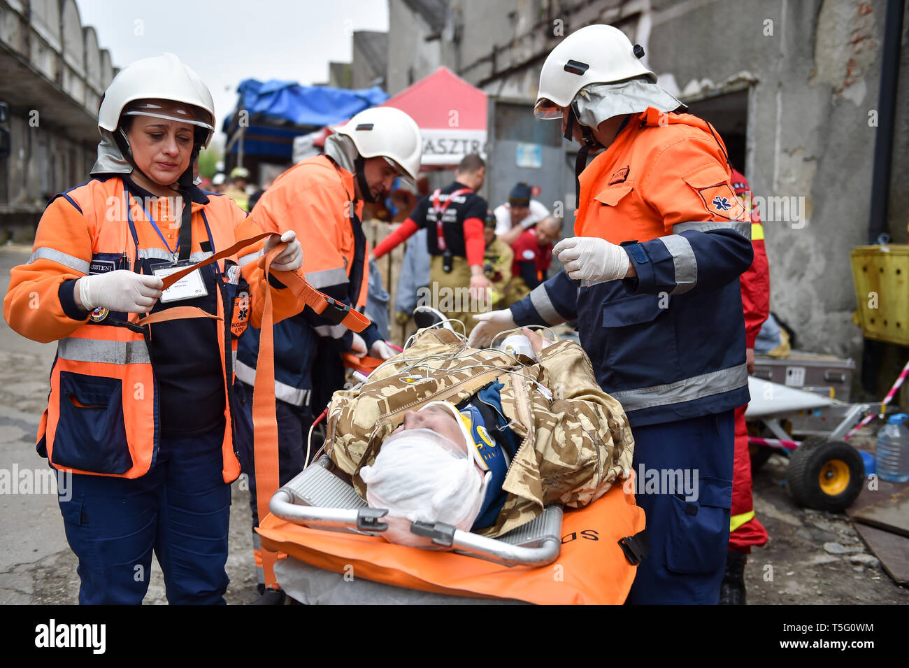Bucarest, Rumania - Abril 10, 2019: el equipo de rescate de emergencia en acción durante el ejercicio médico más complejos en la historia de la OTAN, vigoroso Guerrero Foto de stock