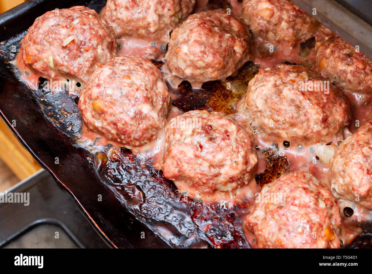 Las croquetas de carne cocinada en una bandeja para hornear en el horno  Fotografía de stock - Alamy