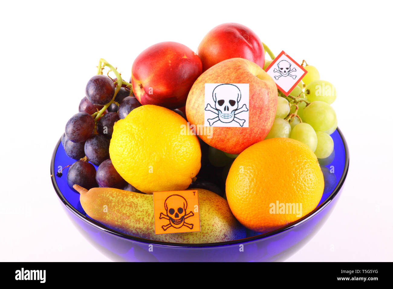 Por Pestiziede envenenado fruto en un tazón de fruta, aislado Foto de stock