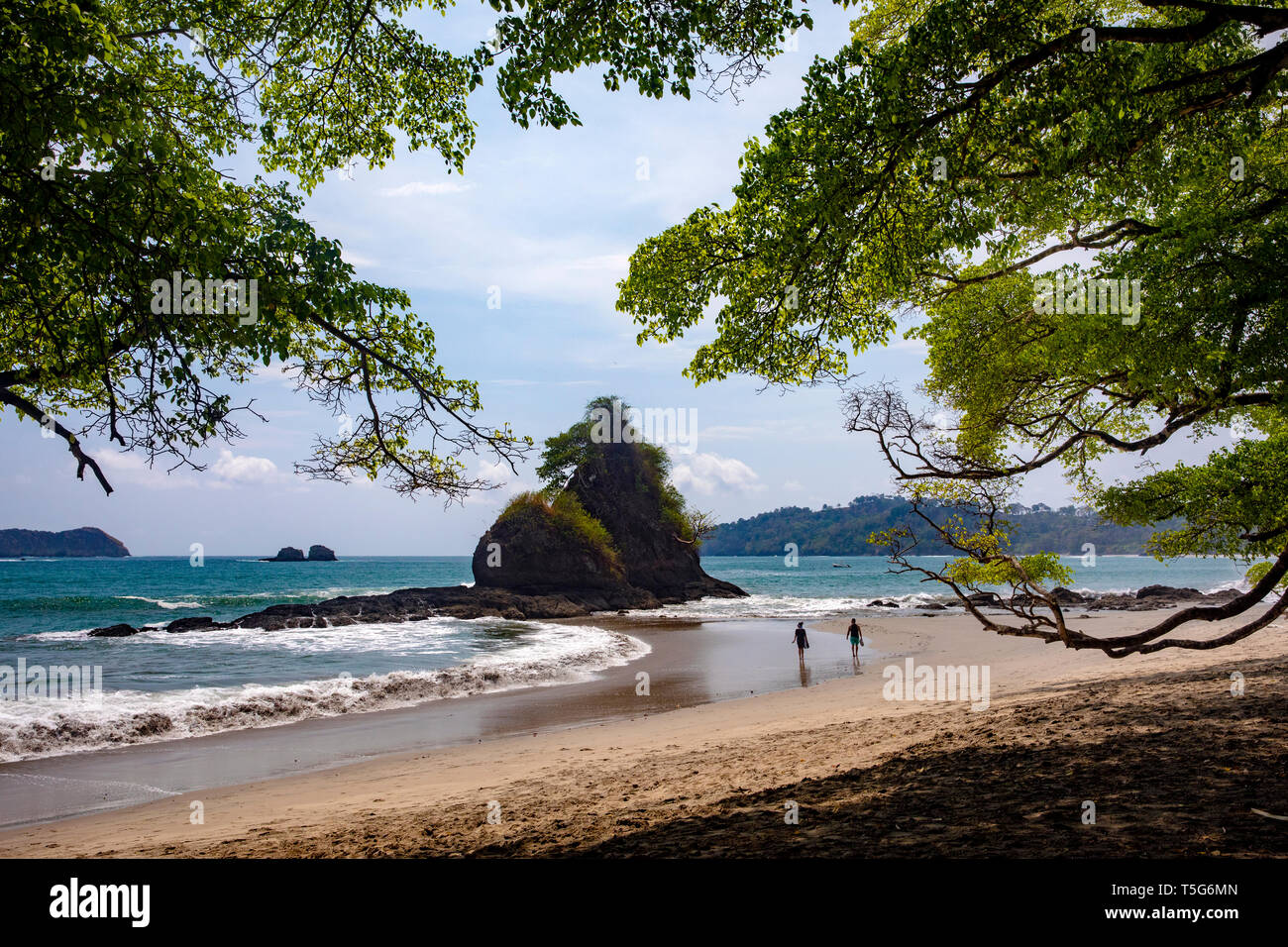 Pareja caminando por la playa Espadilla Sur, el Parque Nacional Manuel Antonio, Quepos, Costa Rica Foto de stock