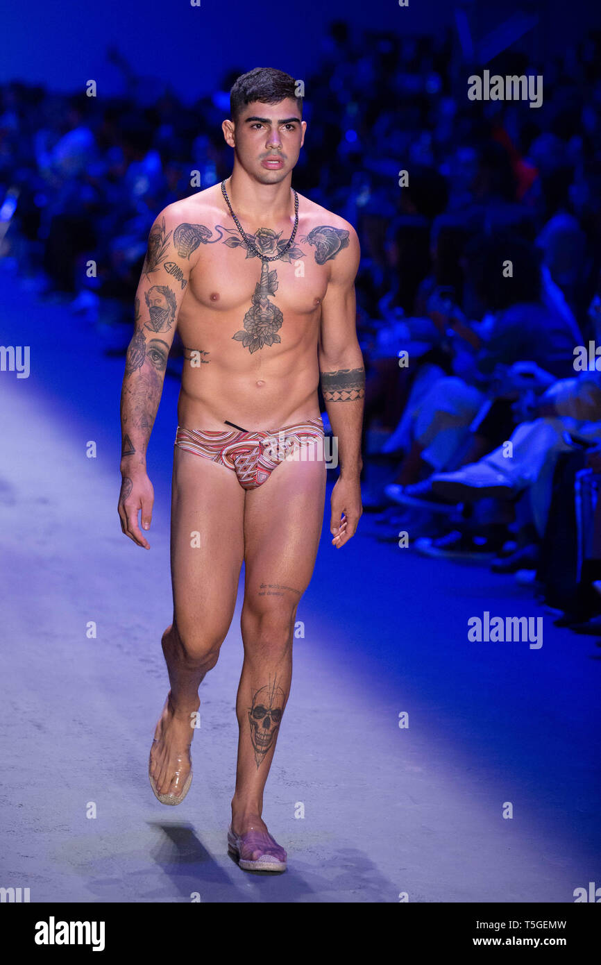 Sao Paulo, Sao Paulo, Brasil. 24 abr, 2019. Amir Slama Fashion show durante  la Sao Paulo Fashion Week (SPFW), N47 edition, en Sao Paulo, Brasil.  Crédito: Paulo Lopes/Zuma alambre/Alamy Live News Fotografía