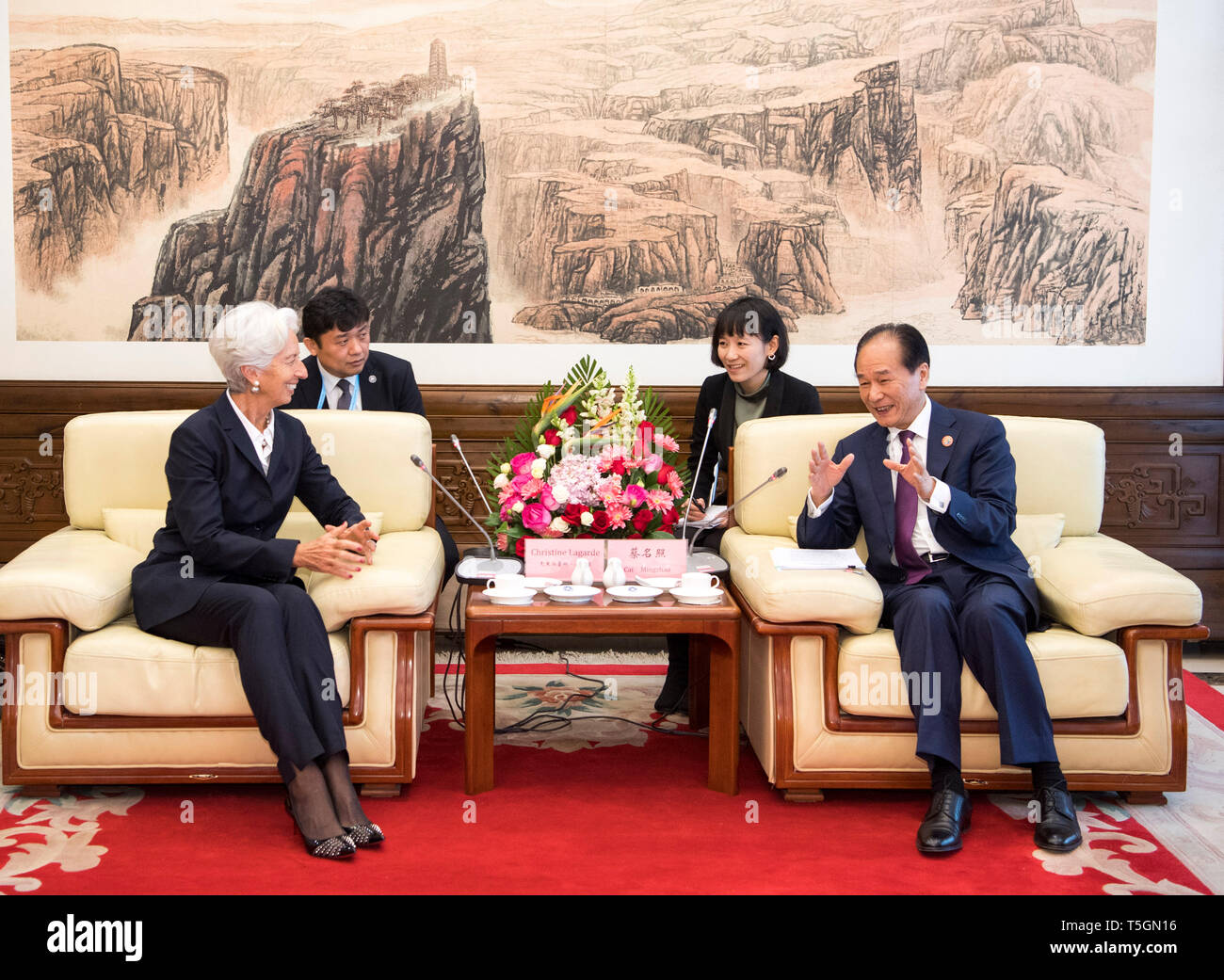 (190425) -- BEIJING, 25 de abril de 2019 (Xinhua) -- El presidente de la Agencia de Noticias Xinhua Cai Mingzhao (R) se reúne con el Fondo Monetario Internacional (FMI) Director Gerente Christine Lagarde en Beijing, capital de China, 25 de abril de 2019. Lagarde bienvenida la visita a la sede de Xinhua, Cai dijo que los medios de comunicación mundo está experimentando una transformación profunda, y Xinhua está comprometido a proporcionar información auténtica mundialmente a través de diversos canales, expresando su deseo de profundizar los intercambios y la cooperación con el FMI. (Xinhua/Li Xueren) Foto de stock