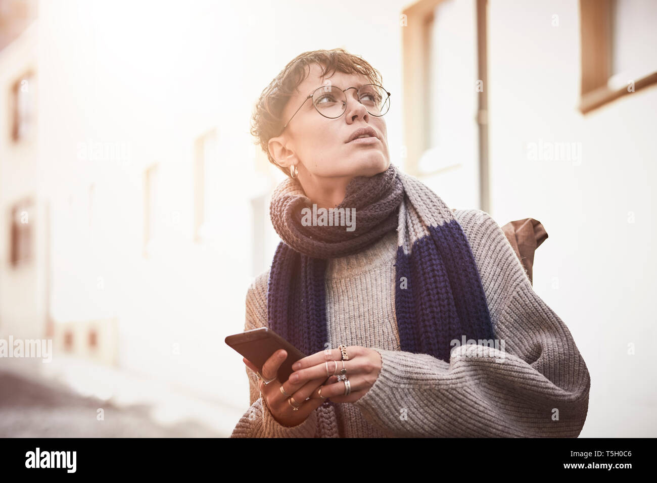 Alemania, Colonia, mujer de la ciudad, citytrip, utilizando el smartphone Foto de stock