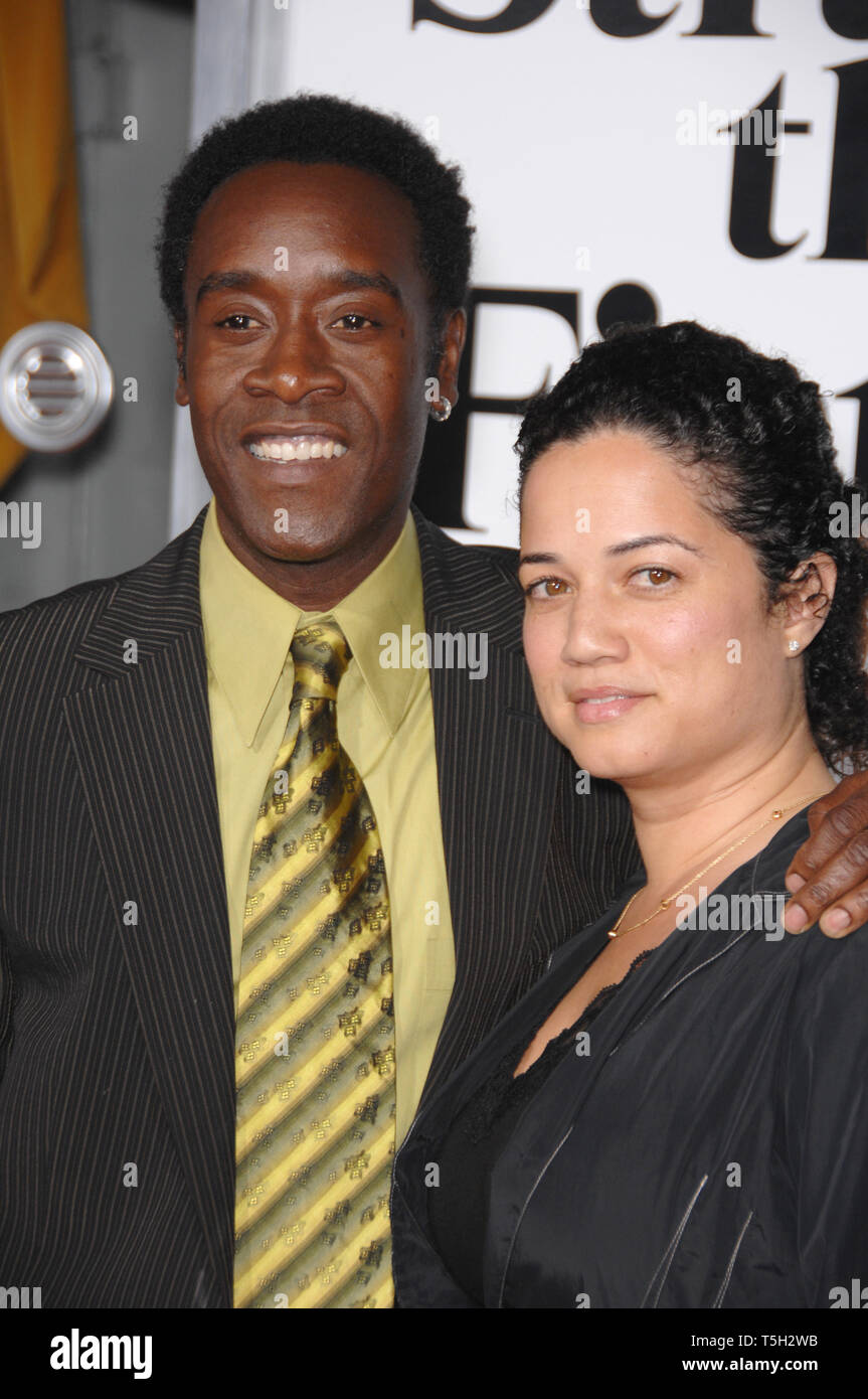 LOS ANGELES, CA. Octubre 30, 2006: Don Cheadle & novia BRIDGID COULTER en el Los Angeles estreno de 'Stranger than Fiction'. Foto: Paul Smith / Featureflash Foto de stock