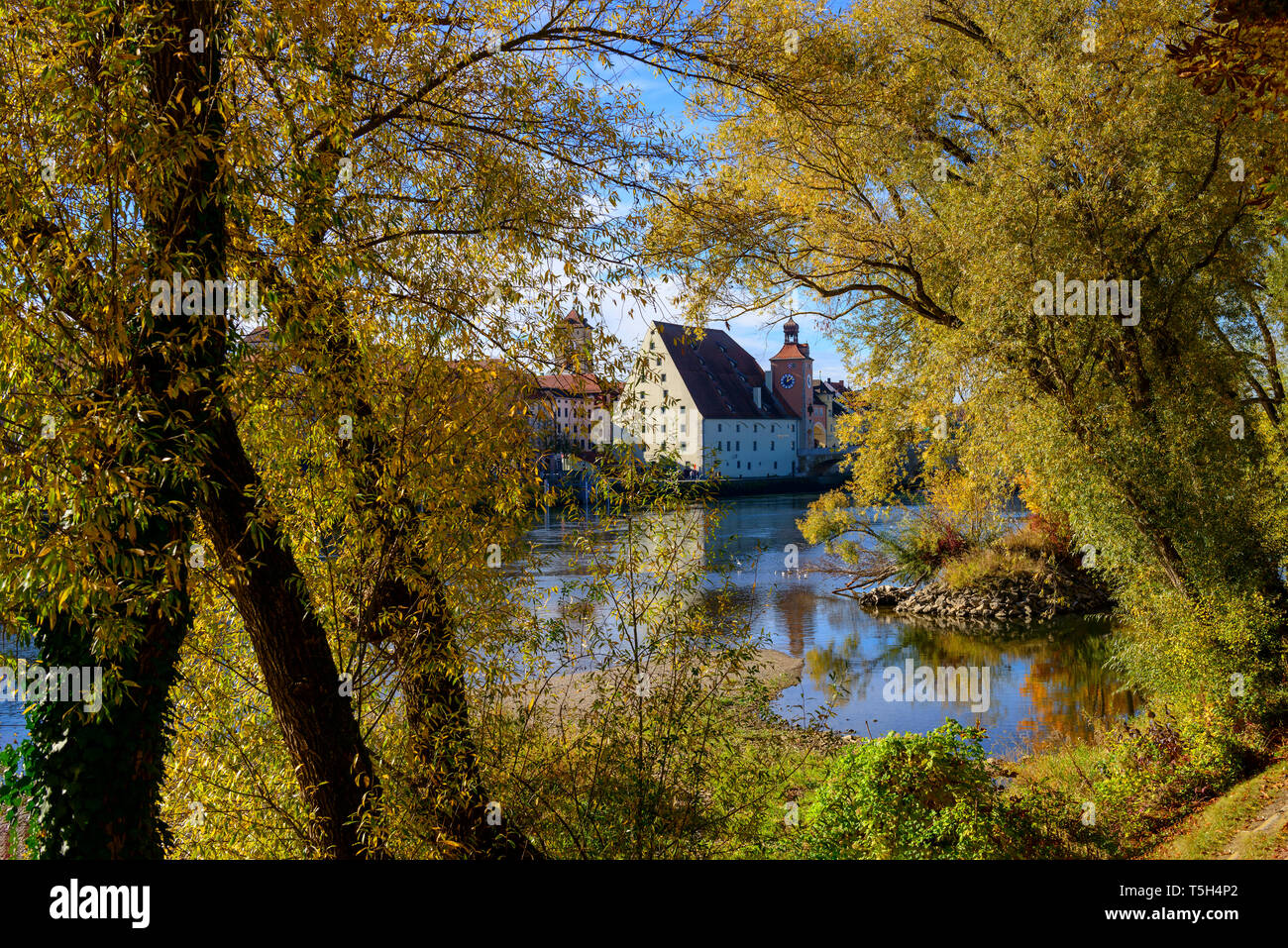 Alemania, Baviera, Regensburg, el casco antiguo, la Puerta del Puente y Salzstadel Foto de stock