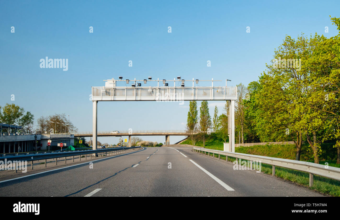 Autopista autoroute vigilancia por cámaras de seguridad y en en la carretera vacía Fotografía de stock -
