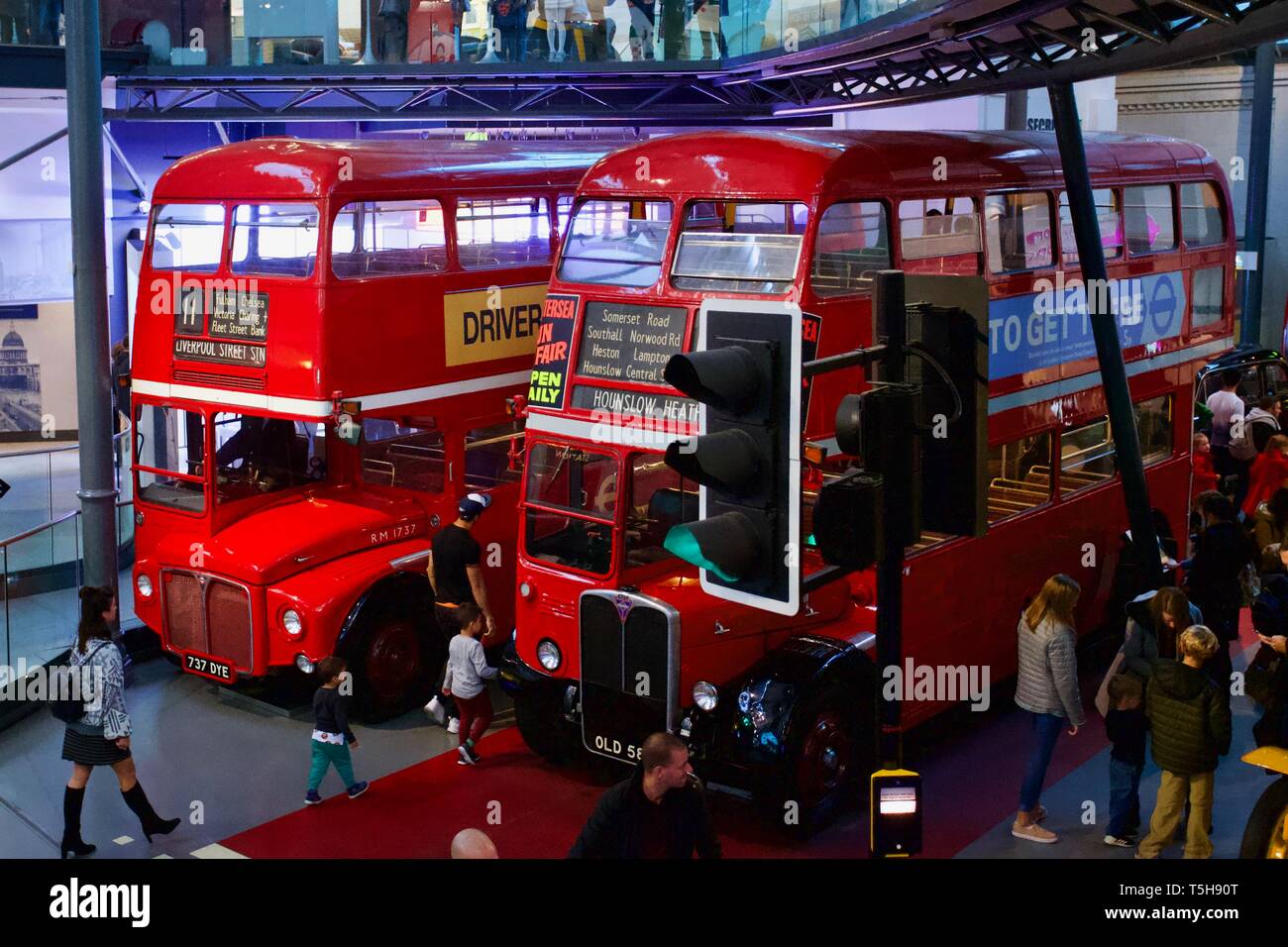 1963 & 1950 AEC AEC Routemaster RT, double decker autobuses de Londres, El Museo del Transporte de Londres, Londres, Inglaterra Foto de stock