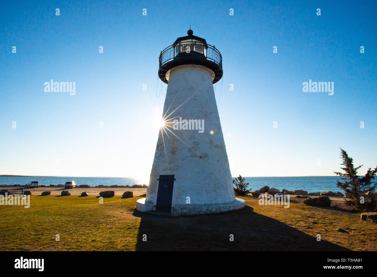 Faro blanco con el brillo del sol Foto de stock