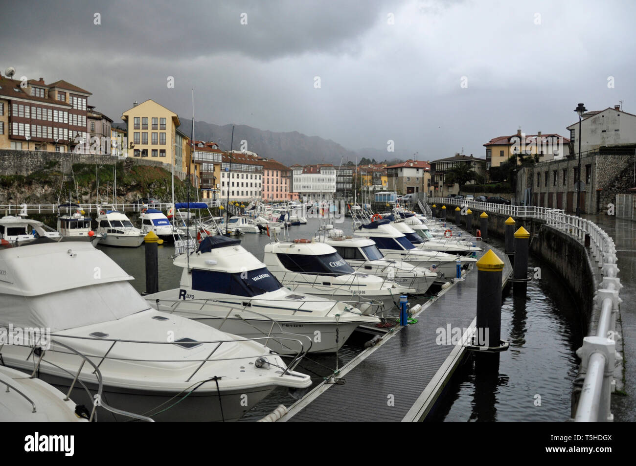 Impuestos constantemente Anticuado Barcos amarrados en el puerto deportivo de Llanes, en Asturias. Llanes es un popular destino turístico en la costa norte de España Fotografía de stock - Alamy Impuestos constantemente Anticuado Barcos amarrados en el puerto deportivo de Llanes, en Asturias. Llanes es un popular destino turístico en la costa norte de España Fotografía de stock - Alamy