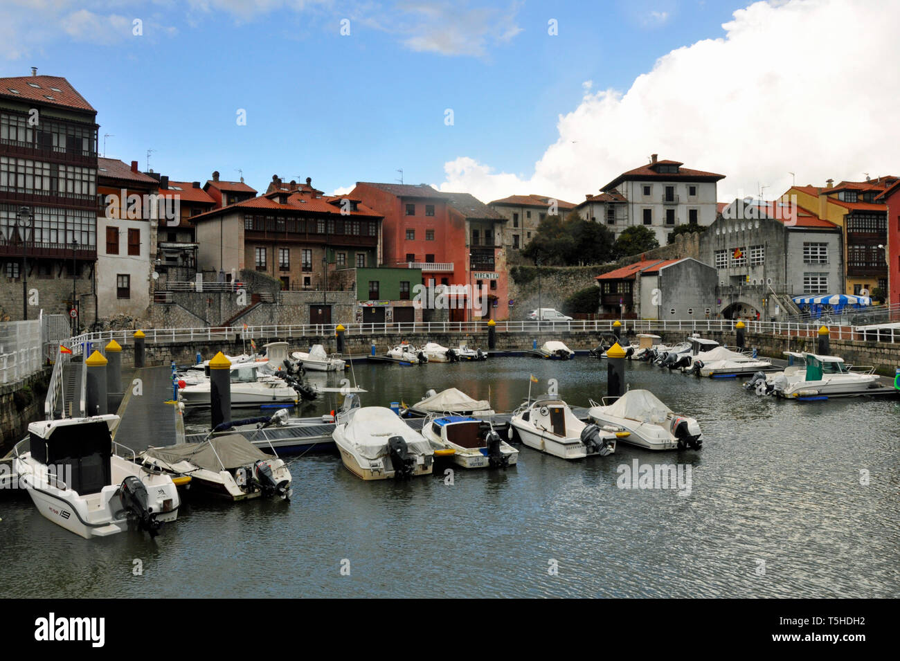 Impuestos constantemente Anticuado Barcos amarrados en el puerto deportivo de Llanes, en Asturias. Llanes es un popular destino turístico en la costa norte de España Fotografía de stock - Alamy Impuestos constantemente Anticuado Barcos amarrados en el puerto deportivo de Llanes, en Asturias. Llanes es un popular destino turístico en la costa norte de España Fotografía de stock - Alamy