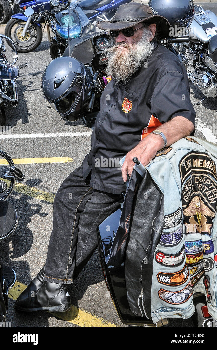 La edad es solo un número  - Página 2 Viejos-ancianos-oldtimer-motociclista-con-barba-larga-en-el-southend-shakedown-2014-rally-de-motocicletas-southend-on-sea-essex-reino-unido-espacio-para-copiar-t5hj6d