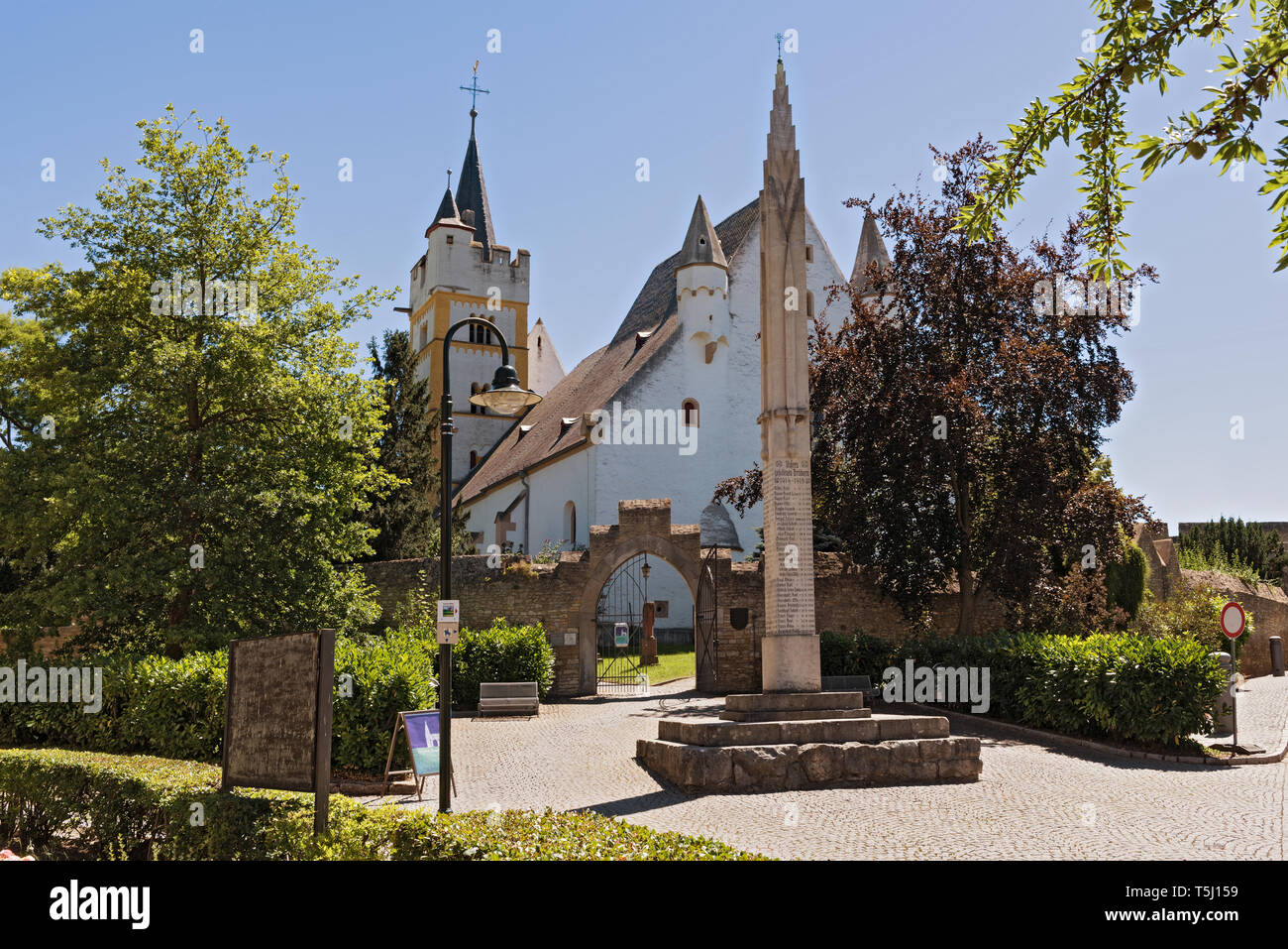 Iglesia del castillo con la muralla medieval de la ciudad en la ciudad de ober ingelheim rheinhessen Renania Palatinado alemania Foto de stock