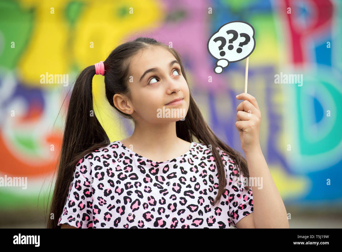photo Niг±O Confundido https www alamy es pensativo o confundido joven mantiene signos de interrogacion en el extremo de un palo mirando hacia arriba con una sonrisa tranquila image244414629 html