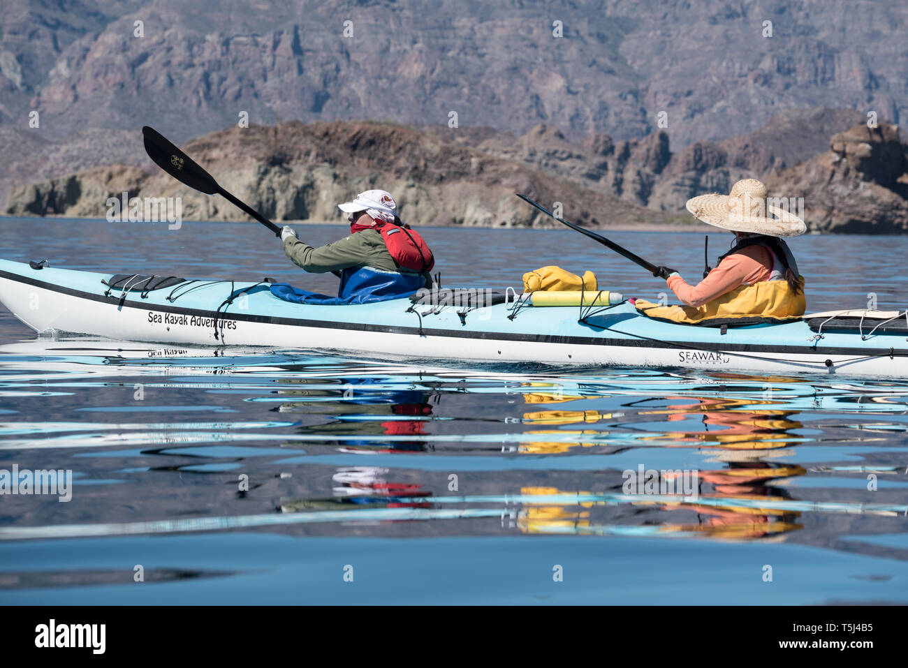 Kayak de mar y reflexión, el Parque Nacional Bahía de Loreto, Baja California Sur, México. Foto de stock