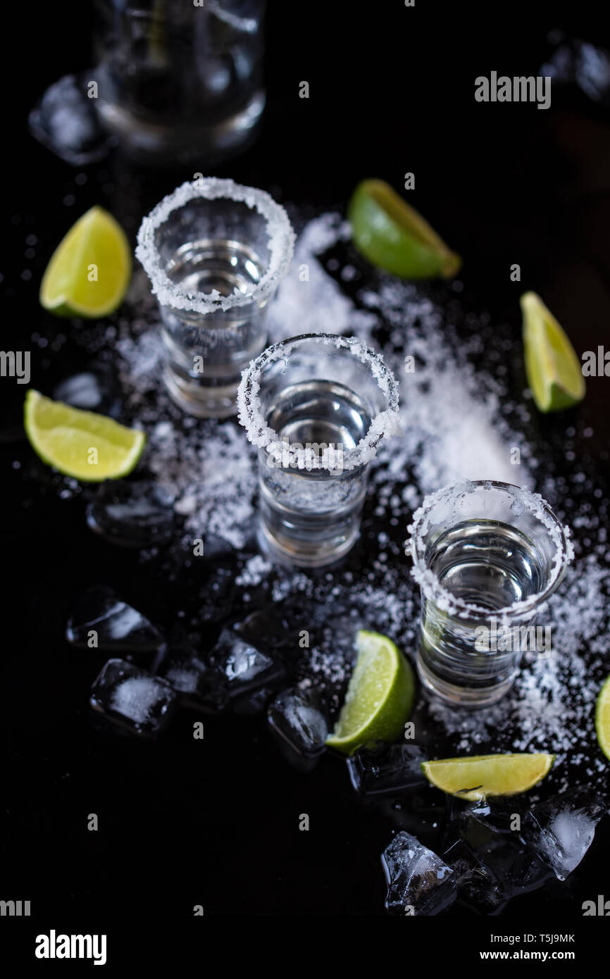 Vaso De Chupito Con Tequila Fotos e Imágenes de stock Alamy