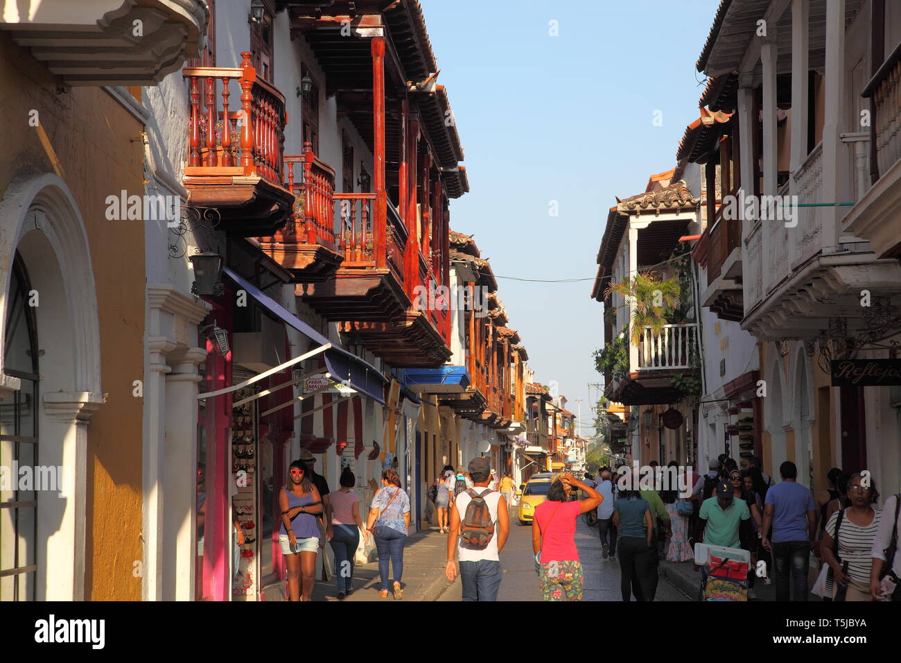 Coloridas tiendas pintados con balcones en el centro histórico de Cartagena, en Colombia, construido en un estilo colonial español Foto de stock