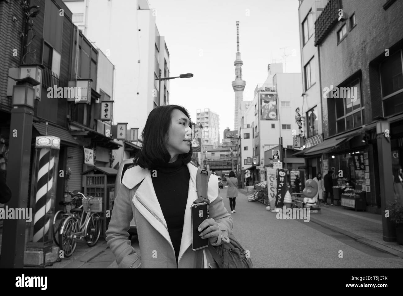 Irene Calle Tokio Skytree retrato con fondo. Foto de stock