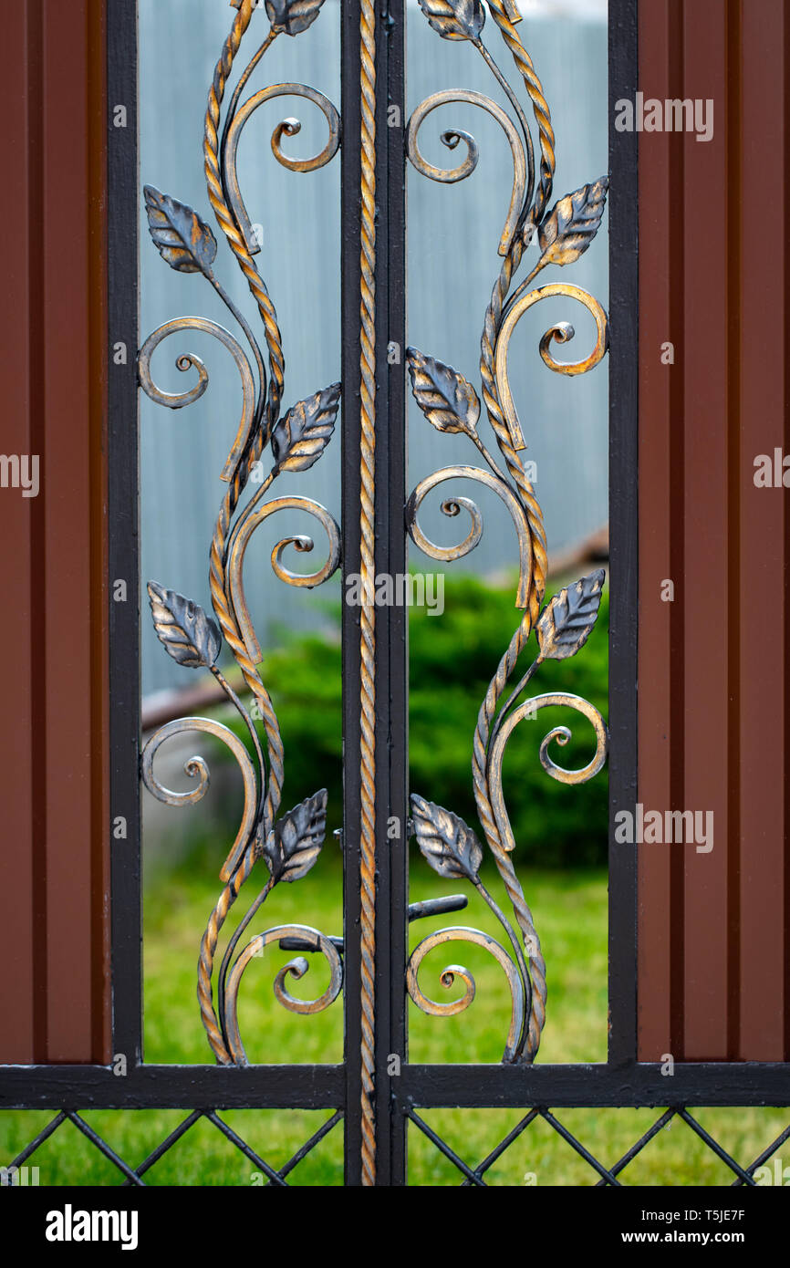 Bellos elementos decorativos de metal forjado puertas de hierro forjado  Fotografía de stock - Alamy