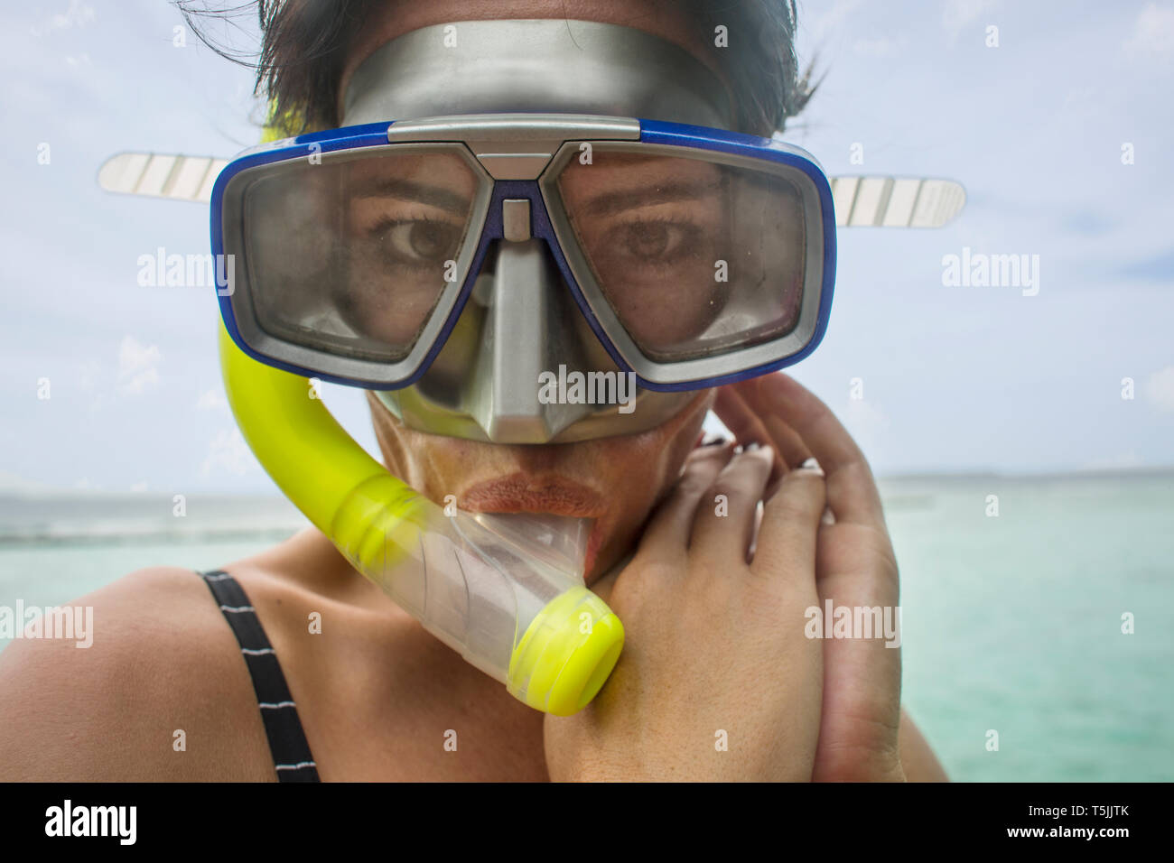 Retrato de mujer con gafas de buceo y snorkel Fotografía de stock - Alamy