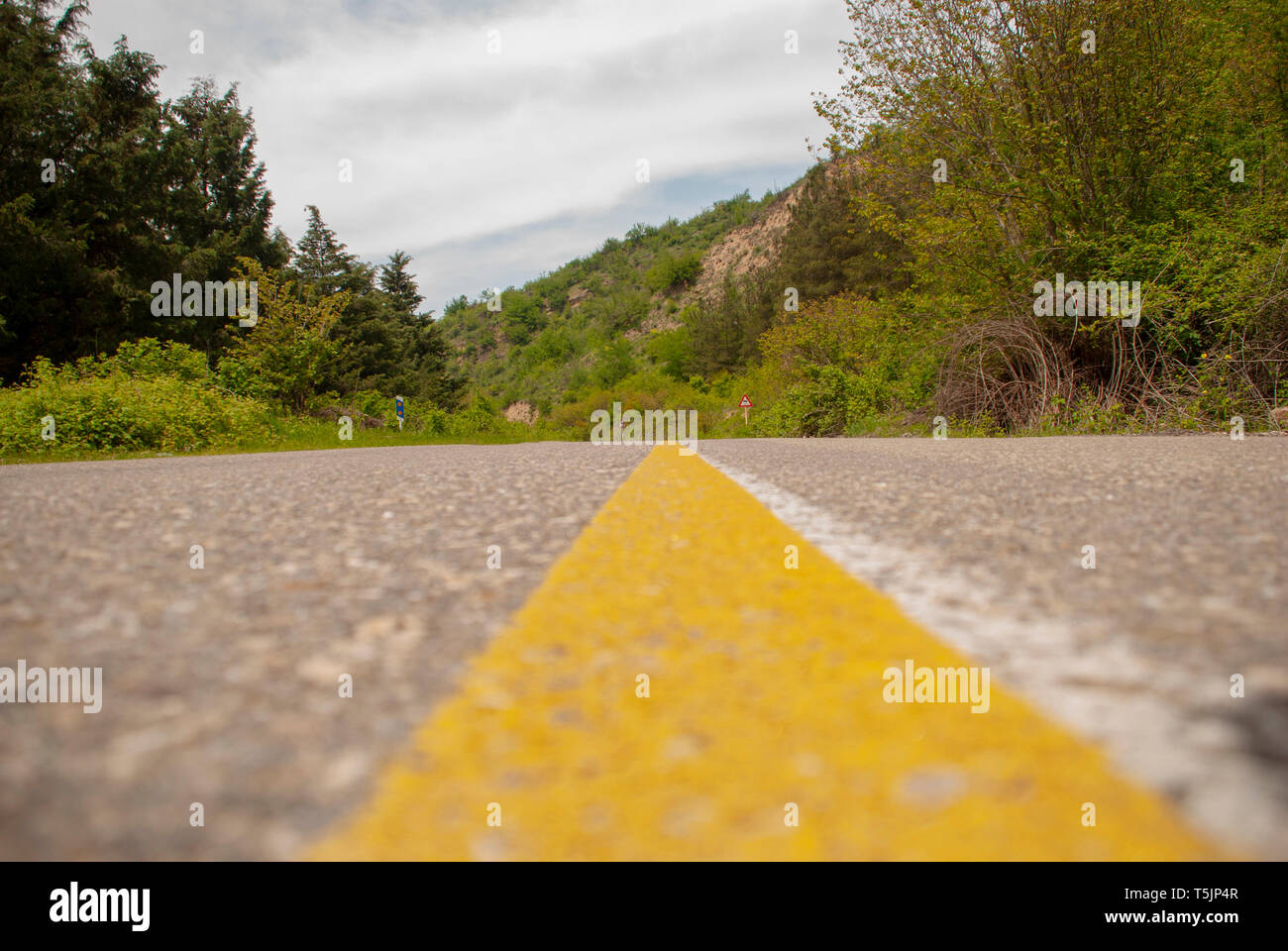 Línea Amarilla En El Medio Del Camino Fotografía De Stock Alamy