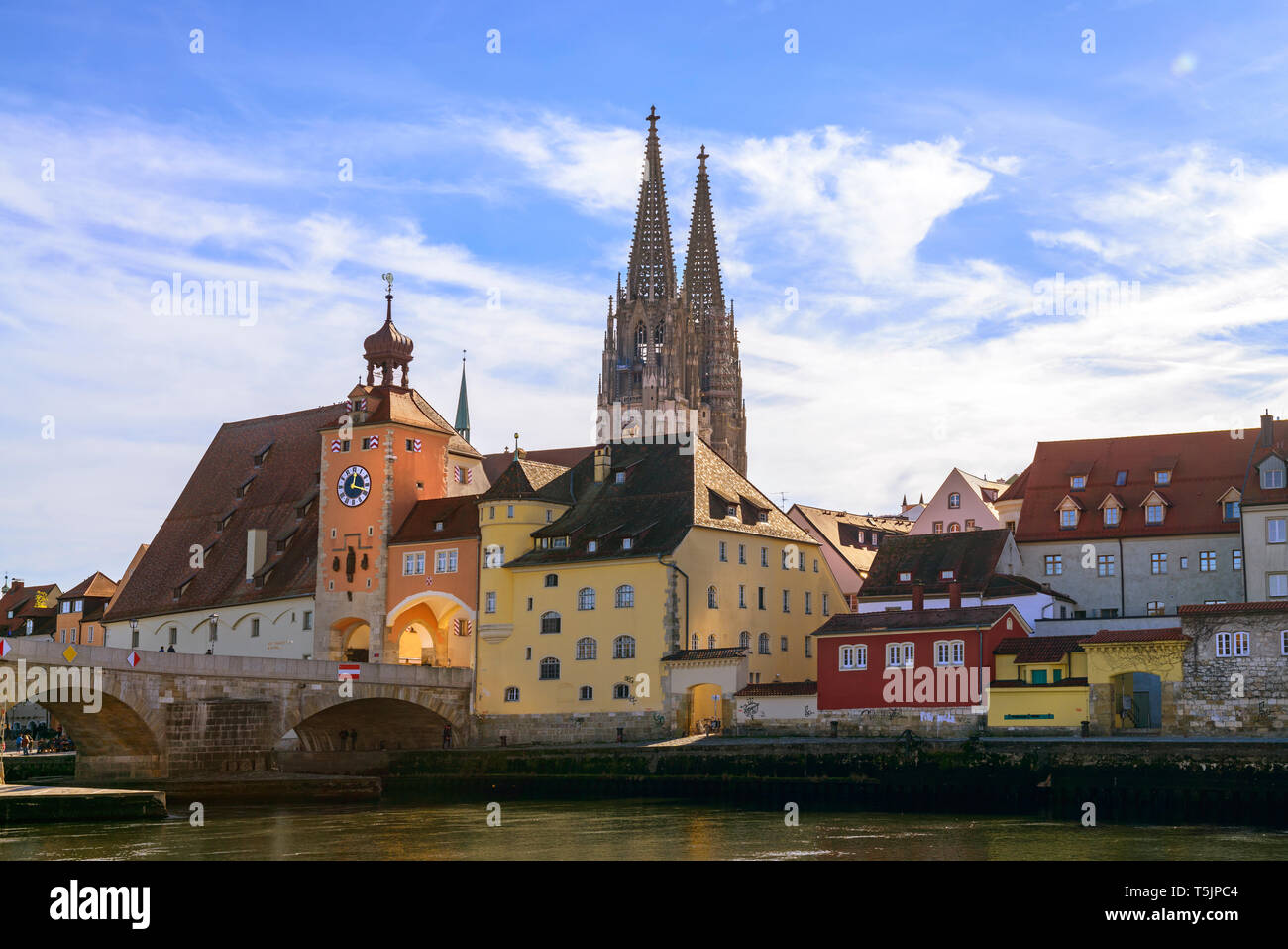 Alemania, Baviera, Regensburg, ciudad vieja, Salzstadel, Puente de Piedra, Bruck Gate y la catedral de Ratisbona Danubio Foto de stock