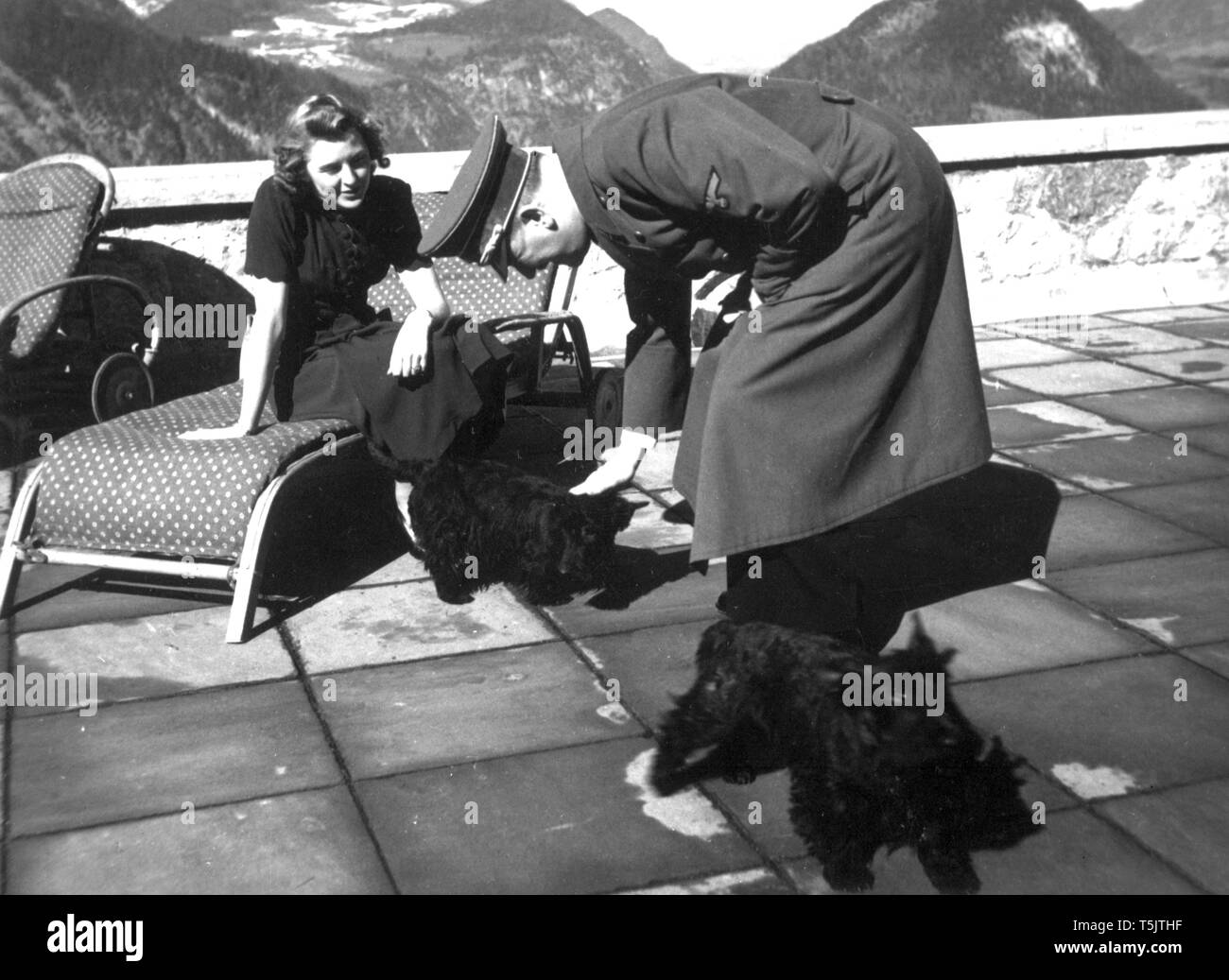 Eva Braun Colección (dvadvadaset) - Adolf Hitler acariciándole Eva Braun Scottish Terrier perros ca. finales de 1930 o principios de 1940 Foto de stock