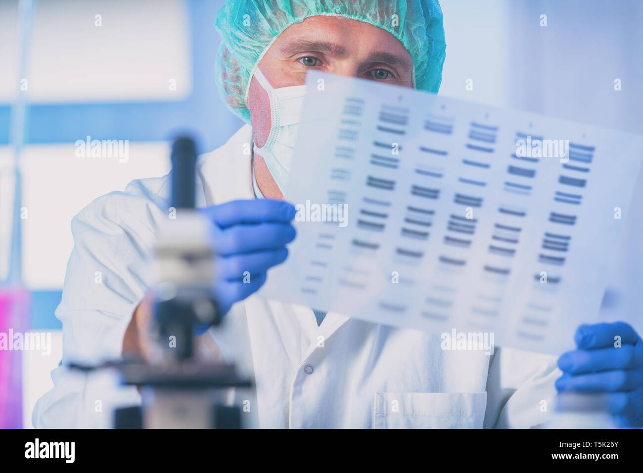 El científico que analiza la secuencia de ADN en el laboratorio moderno Foto de stock