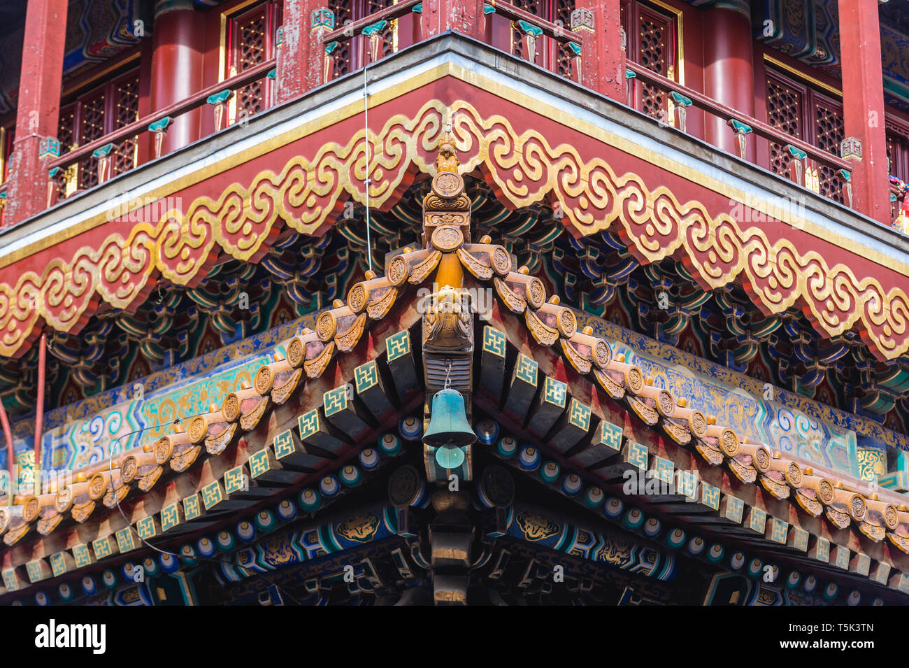 Detalles en el techo del templo Yonghe también llamado Templo Lama de la escuela Gelug del budismo tibetano en Dongcheng District, Beijing, China Foto de stock