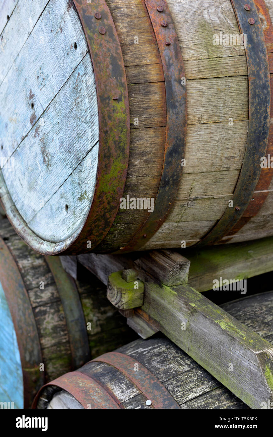 Viejo Tonel de madera antigua, contenedores de transporte de mercancías Foto de stock