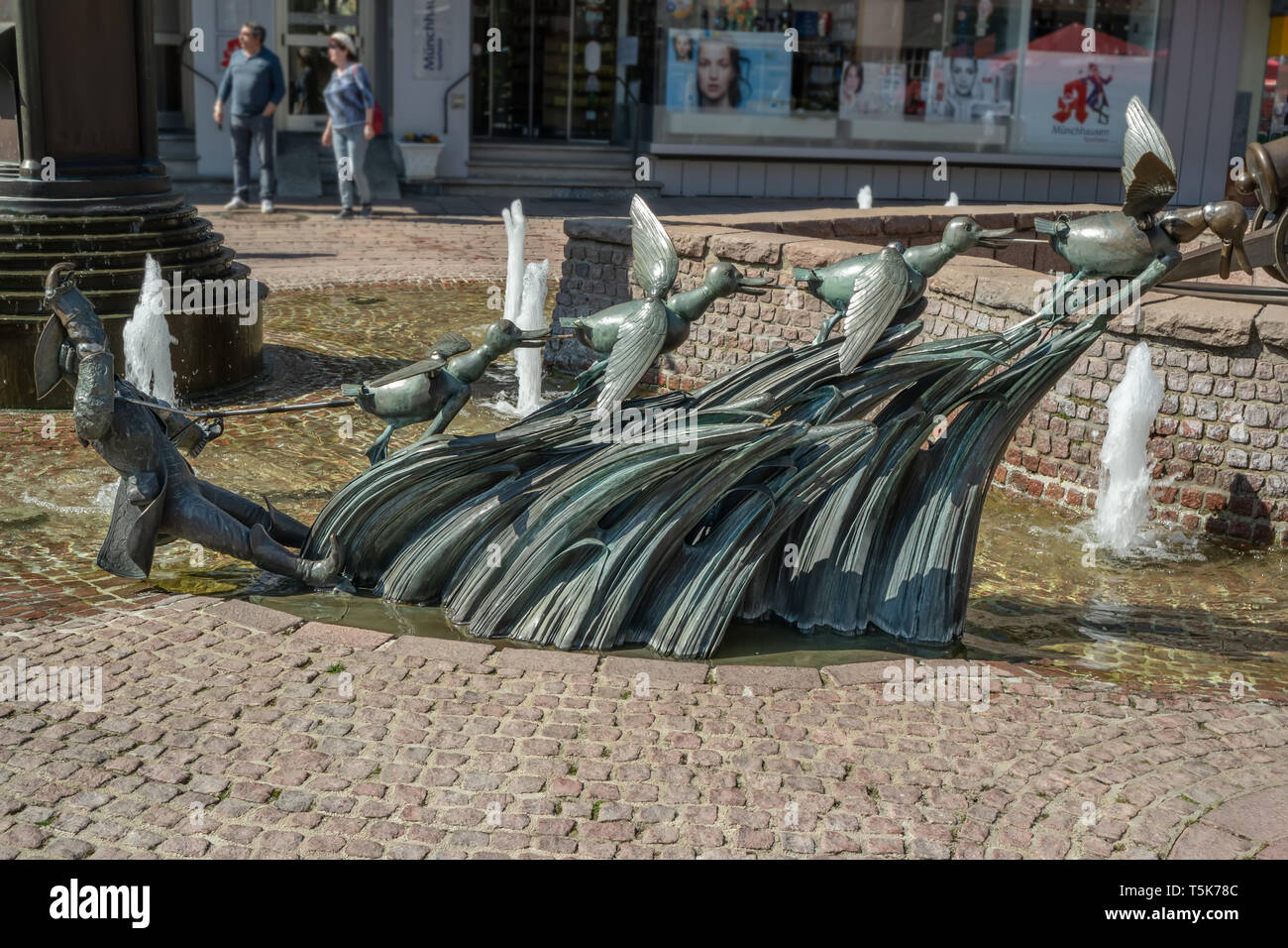 Bodenwerder, Alemania, 21/04/2019: la escultura del 'Lügenbaron von Münchhausen' Foto de stock