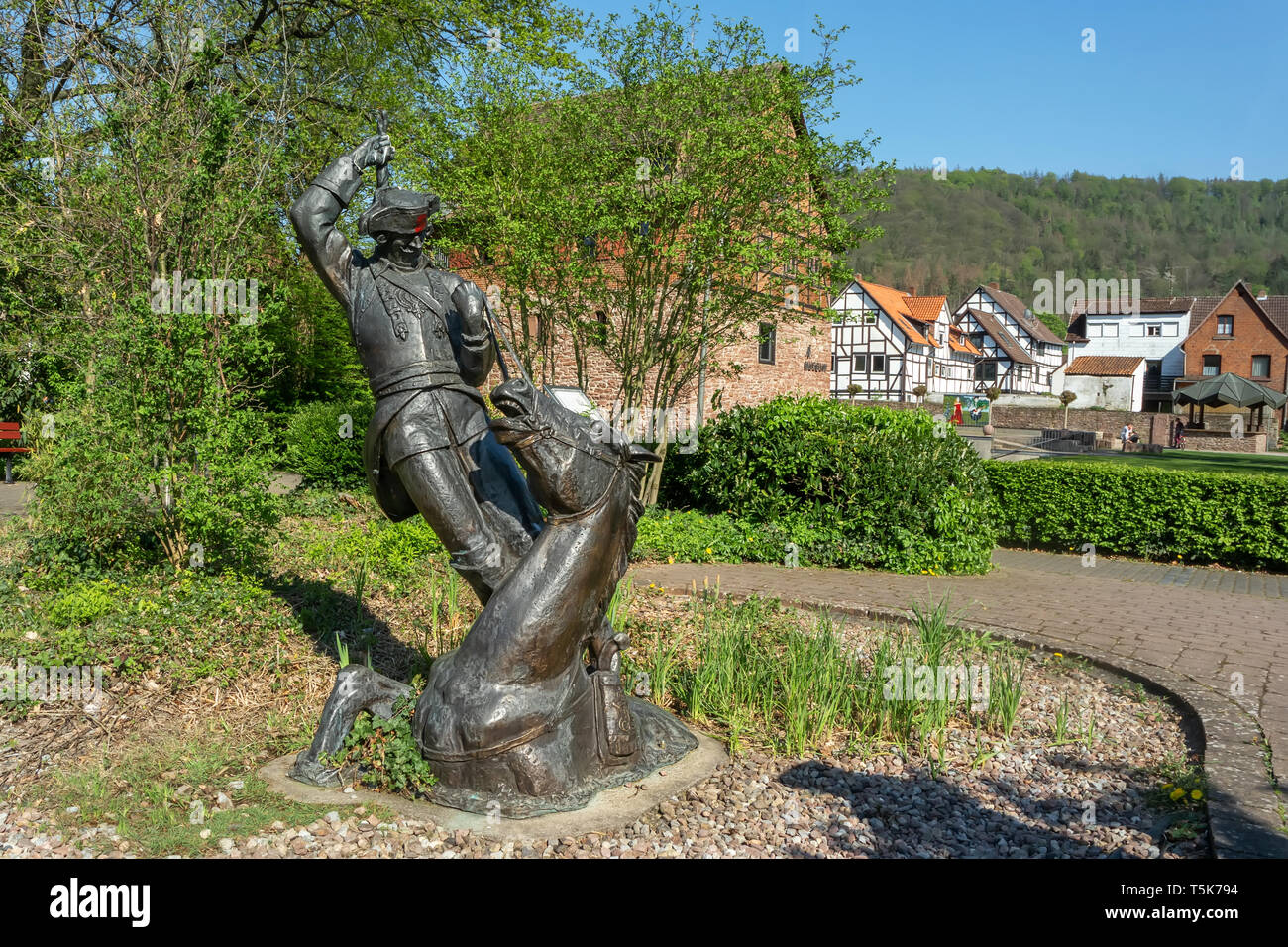 Bodenwerder, Alemania, 21/04/2019: la escultura del 'Lügenbaron von Münchhausen' Foto de stock