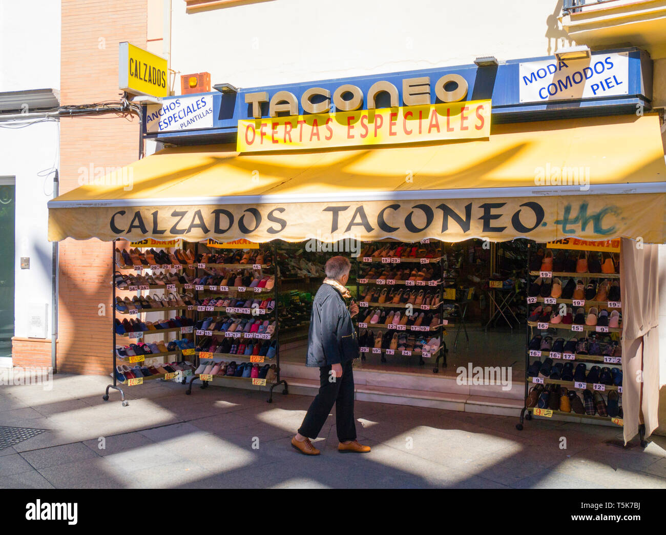 Tienda de Zapatos,la plaza de la Encarnación, Sevilla, España Fotografía de  stock - Alamy