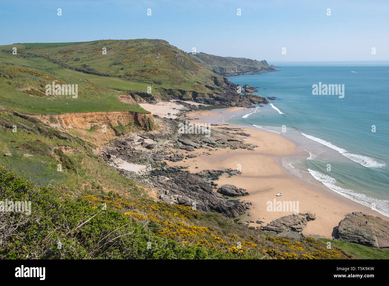 Una costa escarpada y la apartada playa de rocas Gara cerca de East Portlemouth en el sur jamones, Devon, Reino Unido Foto de stock