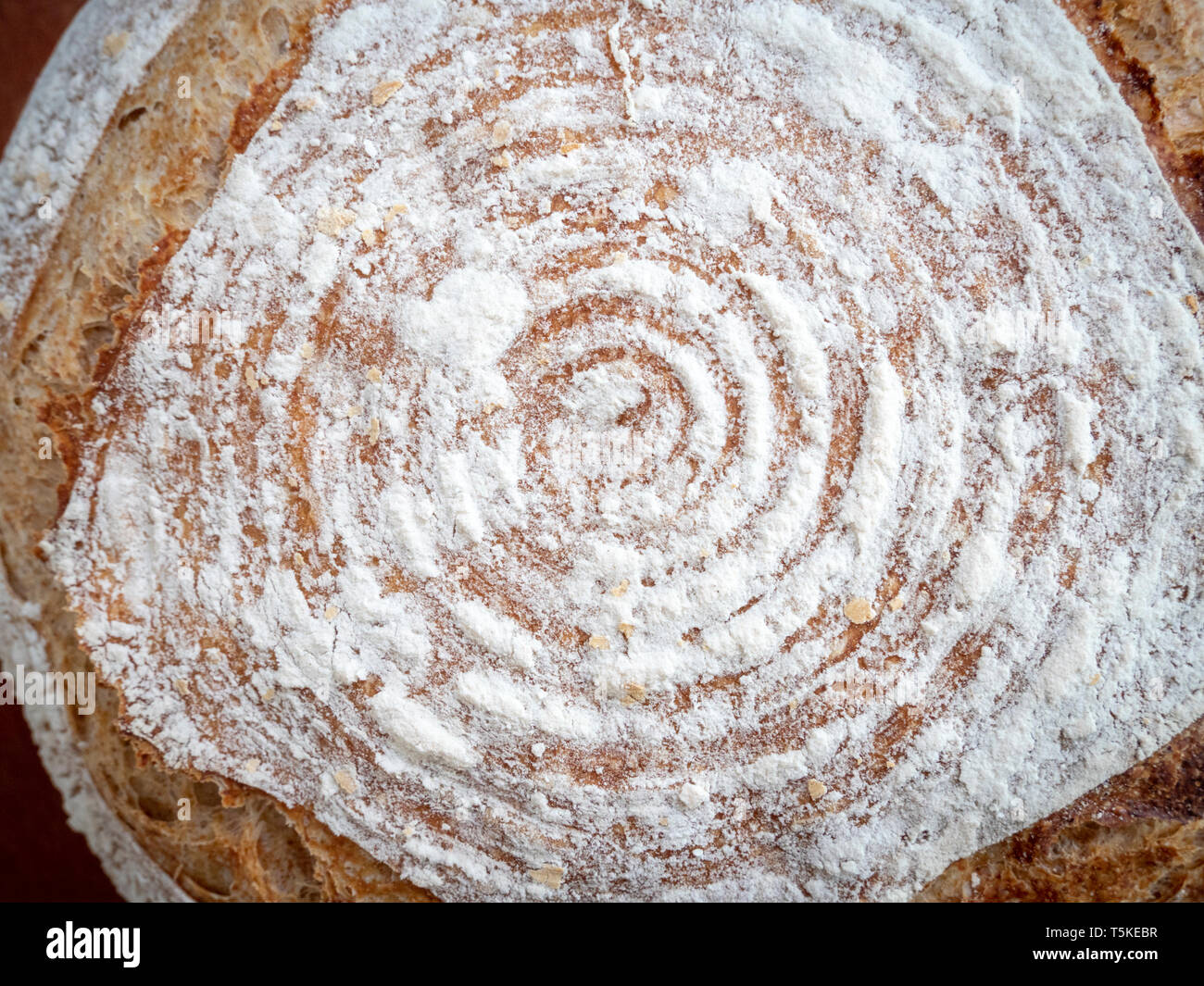 De cerca una hogaza de pan de masa fermentada hecho en casa. Foto de stock